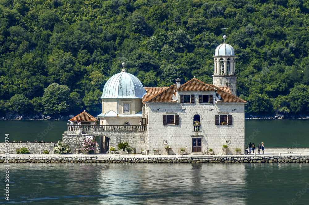 Perast, Kleine Insel mit Kirche Gospa od Skrpelja, Serbien-Monte