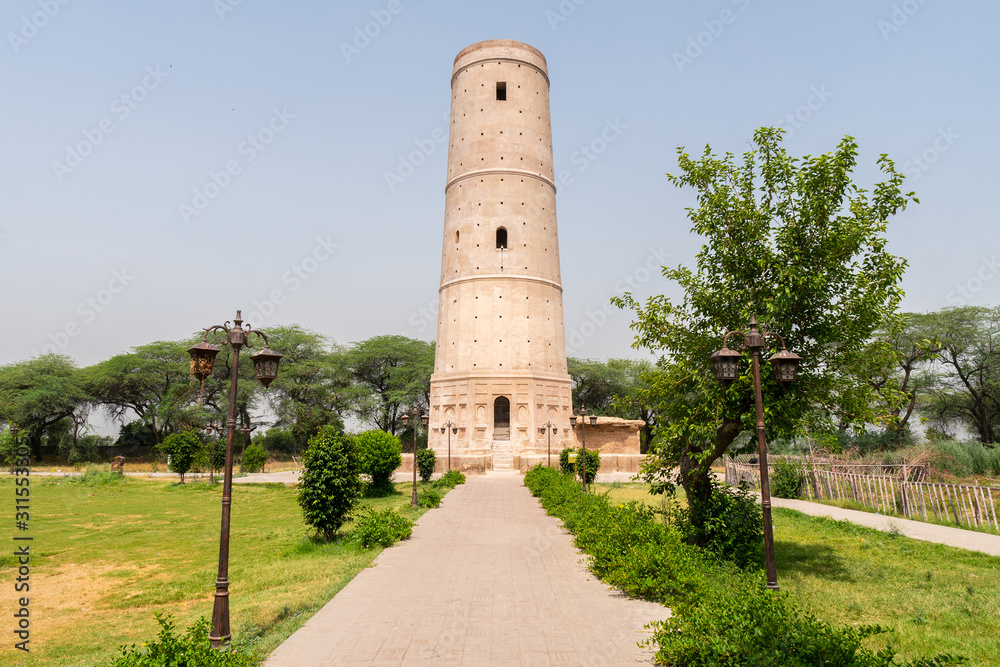 Sheikhupura Hiran Minar 12