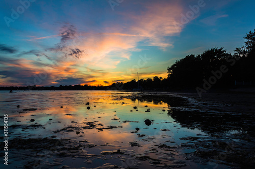 Coucher de soleil et ciel bleu avec les reflets sur l'eau du lac