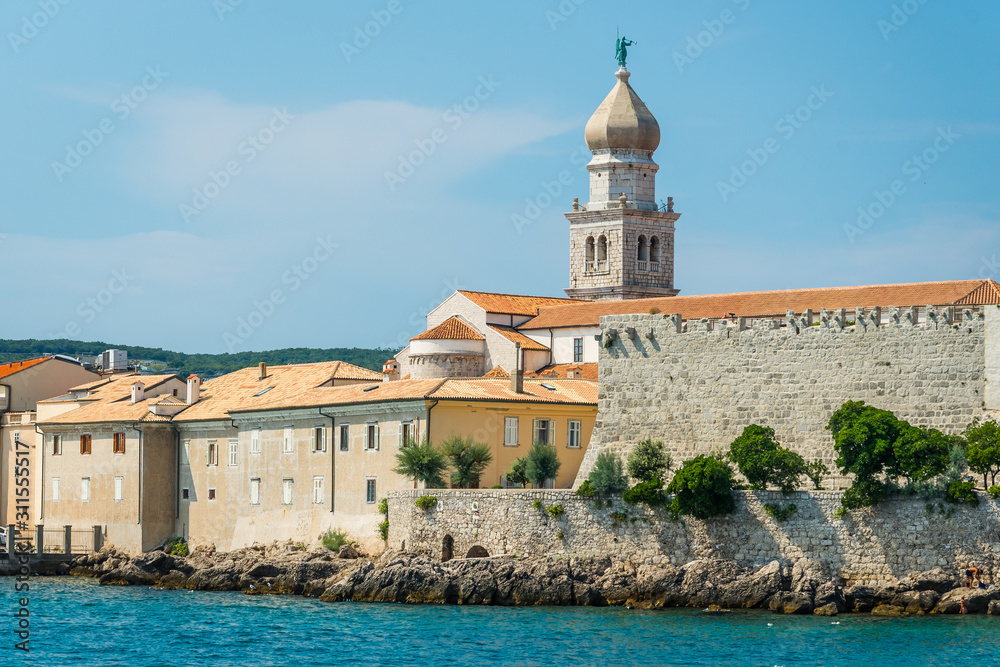 Φωτογραφία View of mediterranean coastal old town Krk with bell tower of the church and fortifications