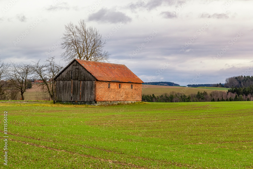 alte Scheune auf einem Feld bei Tremnitz in Thüringen alte Scheune auf einem Feld bei Tremnitz in Thüringen