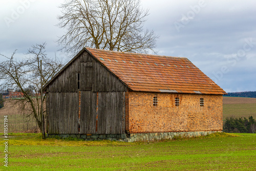 alte Scheune auf einem Feld bei Tremnitz in Thüringen