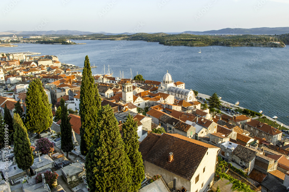 Stadtansicht Sibenik mit Meerblick, Kroatien, Dalmatien, Sibenik