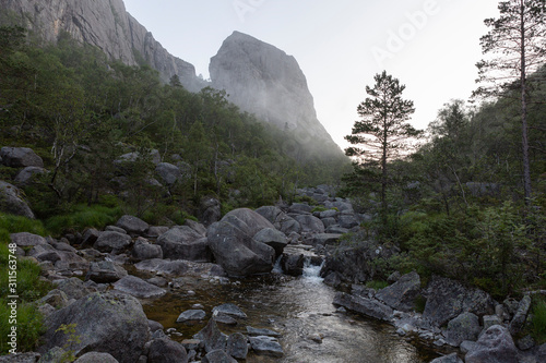 Frühmorgendliche Wanderung durch ein Bachbett in Norwegen photo