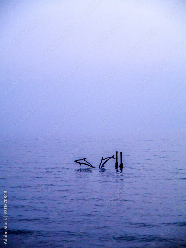 Naklejka premium Delphinskulptur im Meer, Italien, Friaul, Julisch Venetien, Grad