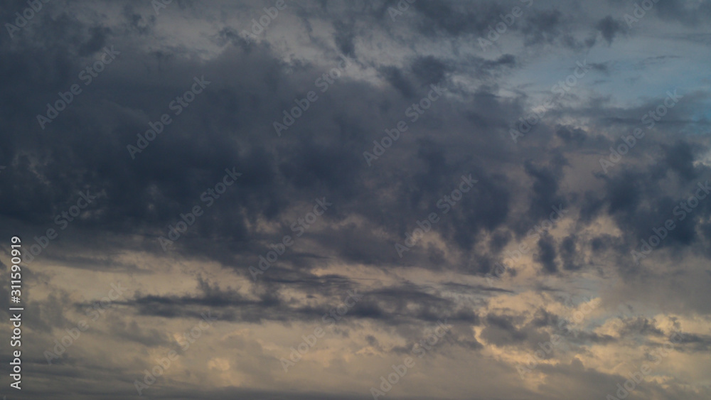 Ciel instable, traînées de Cirrus et d'Altocumulus Ciel instable, traînées de Cirrus et d'Altocumulus