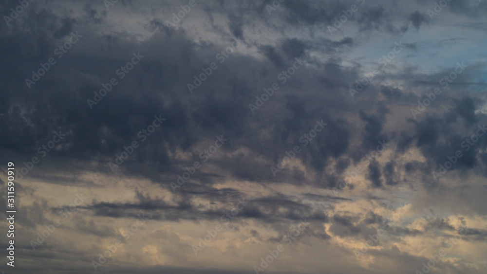 Ciel instable, traînées de Cirrus et d'Altocumulus