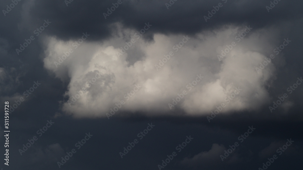 Base menaçante d'un Cumulus en développement, temps orageux Base menaçante d'un Cumulus en développement, temps orageux