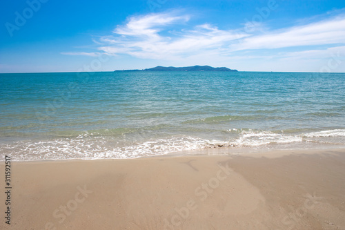 Beaches with clear skies Have a fresh feeling