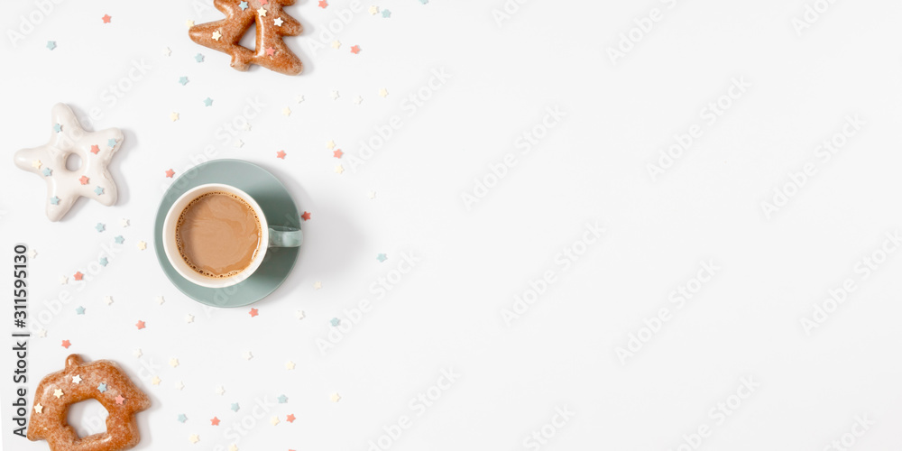 Obraz premium Christmas tasty composition. Xmas gingerbread cookies and coffee on white background. Christmas, New Year, winter concept. Flat lay, top view, copy space, banner
