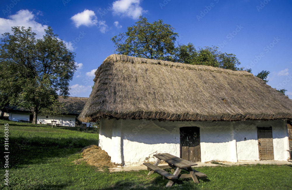 Weinkeller in Lehm-Stroh-Bauweise, Österreich, Burgenland, Süd Weinkeller in Lehm-Stroh-Bauweise, Österreich, Burgenland, Süd