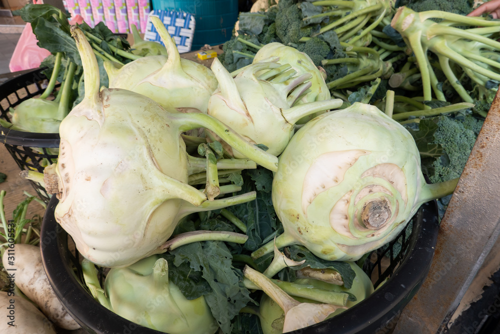 Obraz premium turnip stacked on the marketplace
