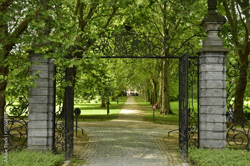 Grille d'entrée au domaine de la roseraie Colomia à St-Pieter-Leeuw  photo