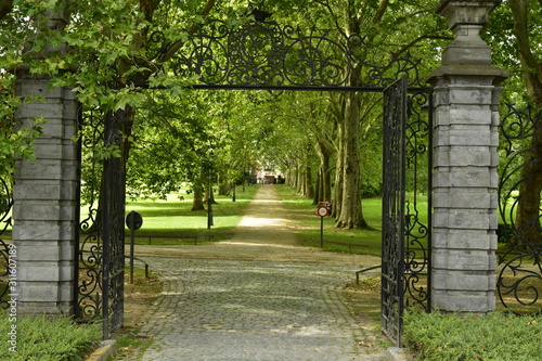 Grille d'entrée au domaine de la roseraie Colomia à St-Pieter-Leeuw  photo