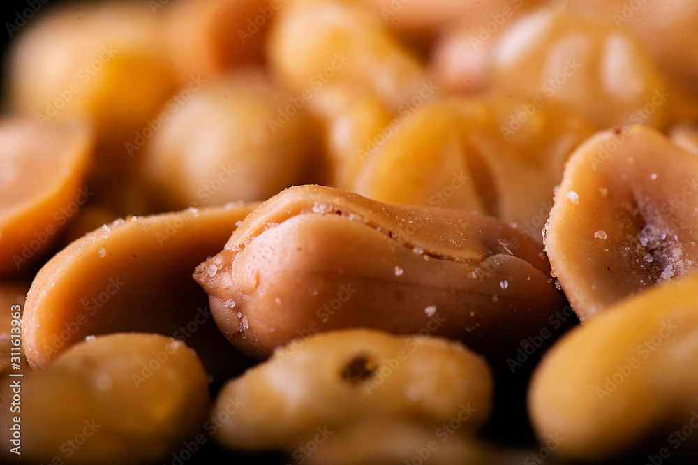 Roasted peanuts, sprinkled with salt Roasted peanuts, sprinkled with salt