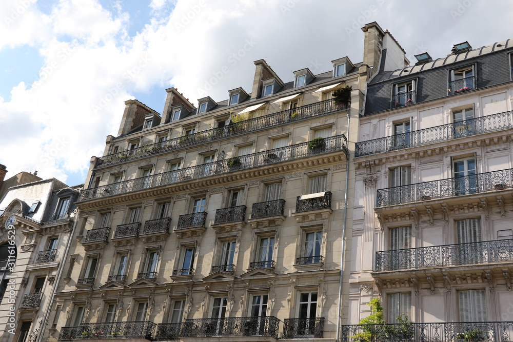 Façade d'immeuble parisien