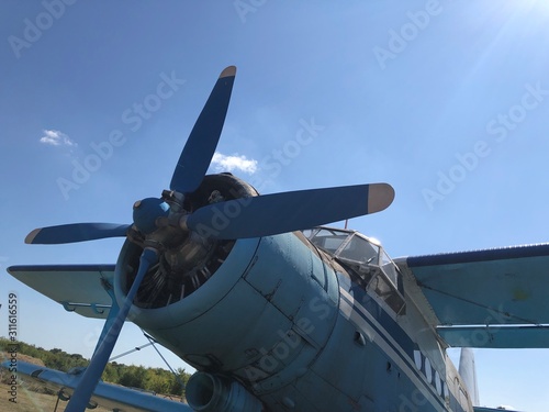 Vieil Antonov soviétique à Kharkiv, en Ukraine