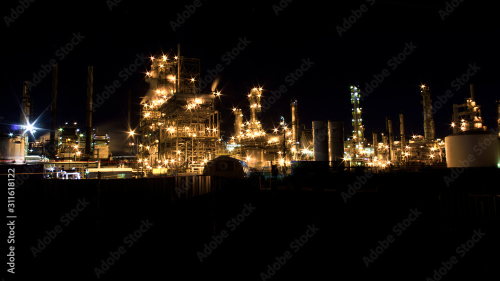 Raffinerie illuminée la nuit noir