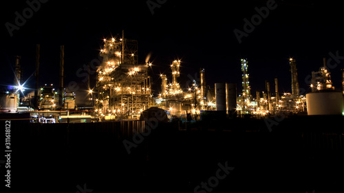 Raffinerie illuminée la nuit noir © Eric