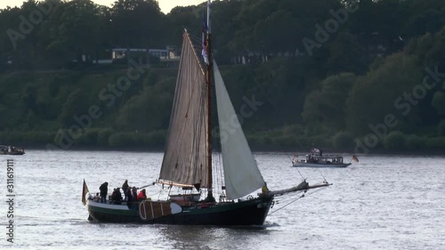 Parade der Museumsschiff 2014 auf der Elbe
