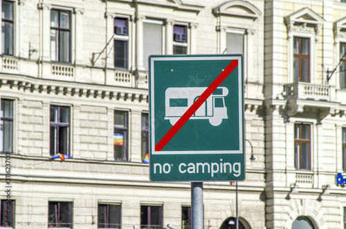 Schild  Campieren Verboten  No Camping in der Innenstadt
