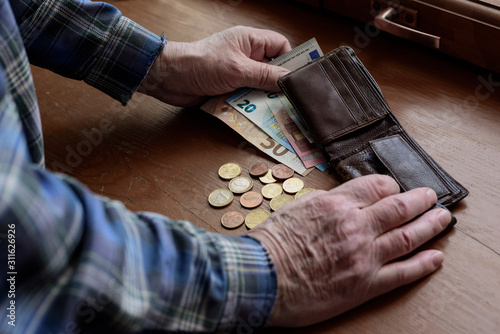 Foto The hands of an old man and counting money, euros