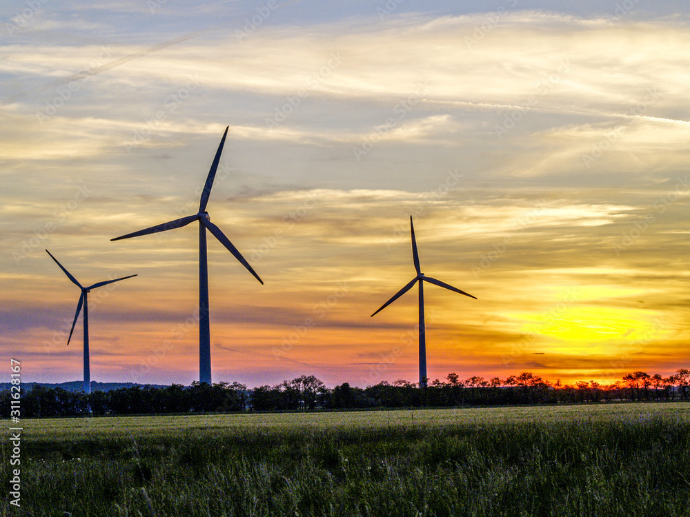 Windpark Parndorf, Windräder im Sonnenuntergang, Österreich, B Windpark Parndorf, Windräder im Sonnenuntergang, Österreich, B
