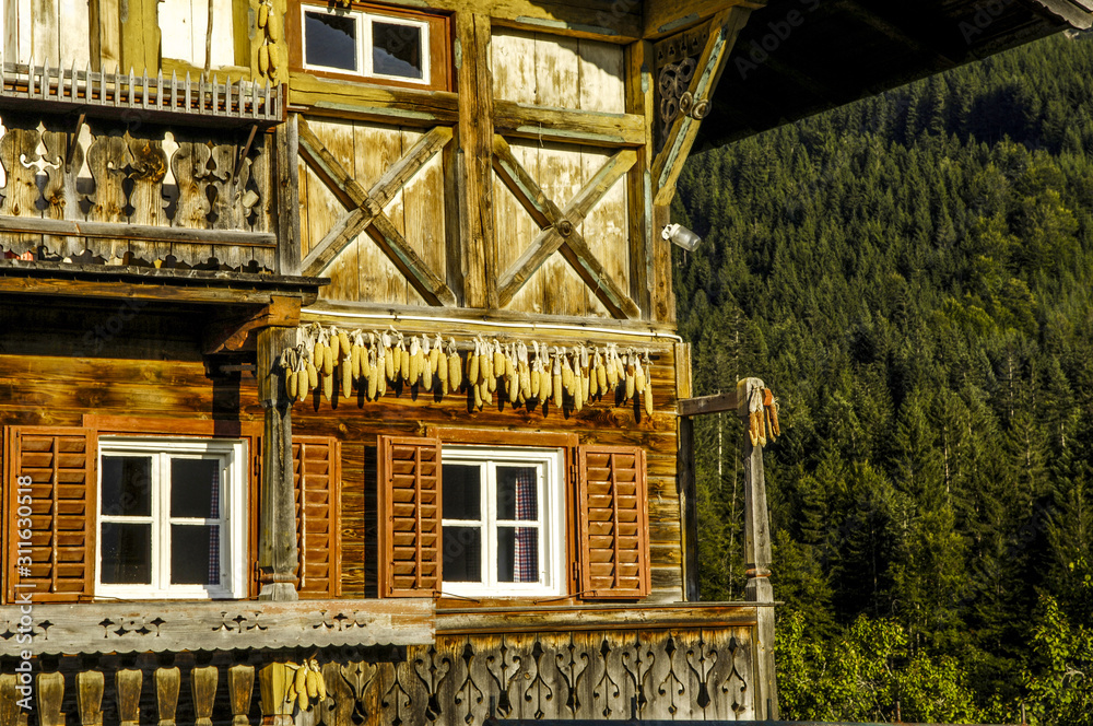 Traditionelles Bauernhaus mit Mais auf der Fassade zum Trocknen Stock Photo  | Adobe Stock