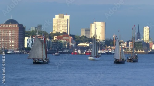 Parade der Museumsschiff 2014 auf der Elbe