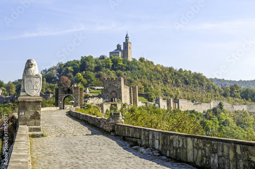 Schilderij op canvas Veliko Tarnovo, Zaravezhügel mit Zarenpalast, Bulgarien, Mittel