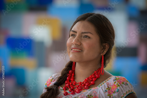 Mujer con colla y aretes rojos photo