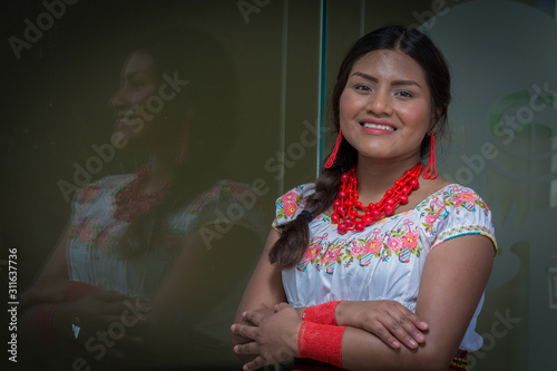 mujer latina reflejada en un vidrio