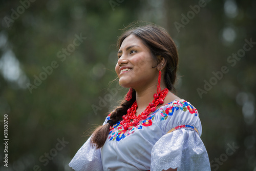 Mujer nativa ecuatoriana en el bosque