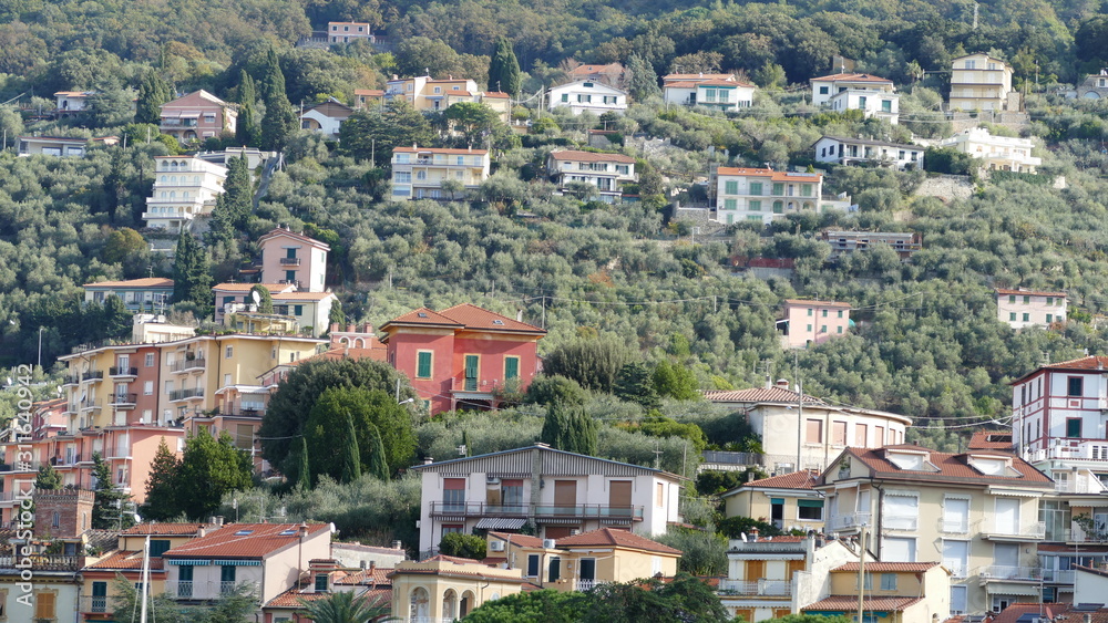Architettura di case situate sulle colline a La Spezia. Italia