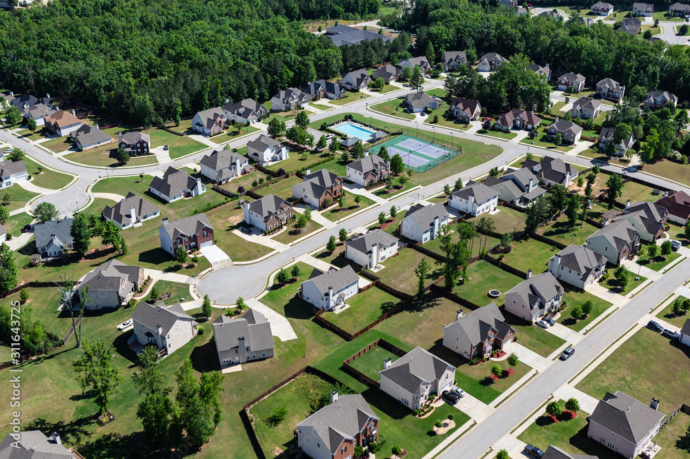 Aerial view of clean suburban cul-de-sac streets and homes in the eastern United States.   - obrazy, fototapety, plakaty 