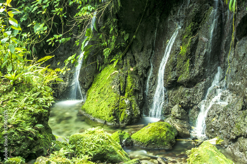 Fototapeta Naklejka Na Ścianę i Meble -  Kleine Wasserfälle, Dominica, Middleham Falls
