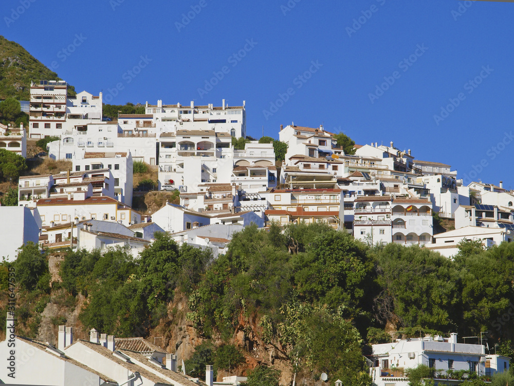 Weisses Dorf Ojen, Spanien, Andalusien, Ojen