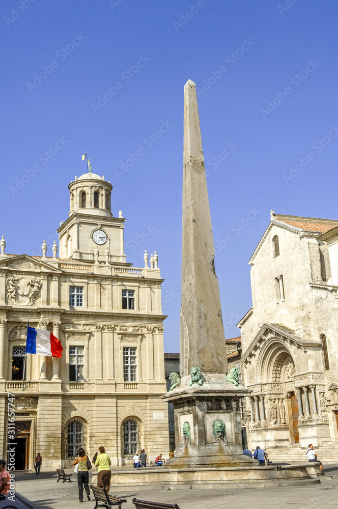 Arles, Platz der Republik, Place de la Republique, Rathaus, Kirc