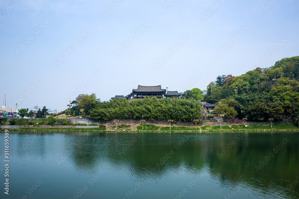 Yeongnamnu is a Korean traditional building built in the Goryeo period.