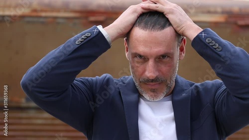 hombre de mediana edad mirando a cámara con confianza