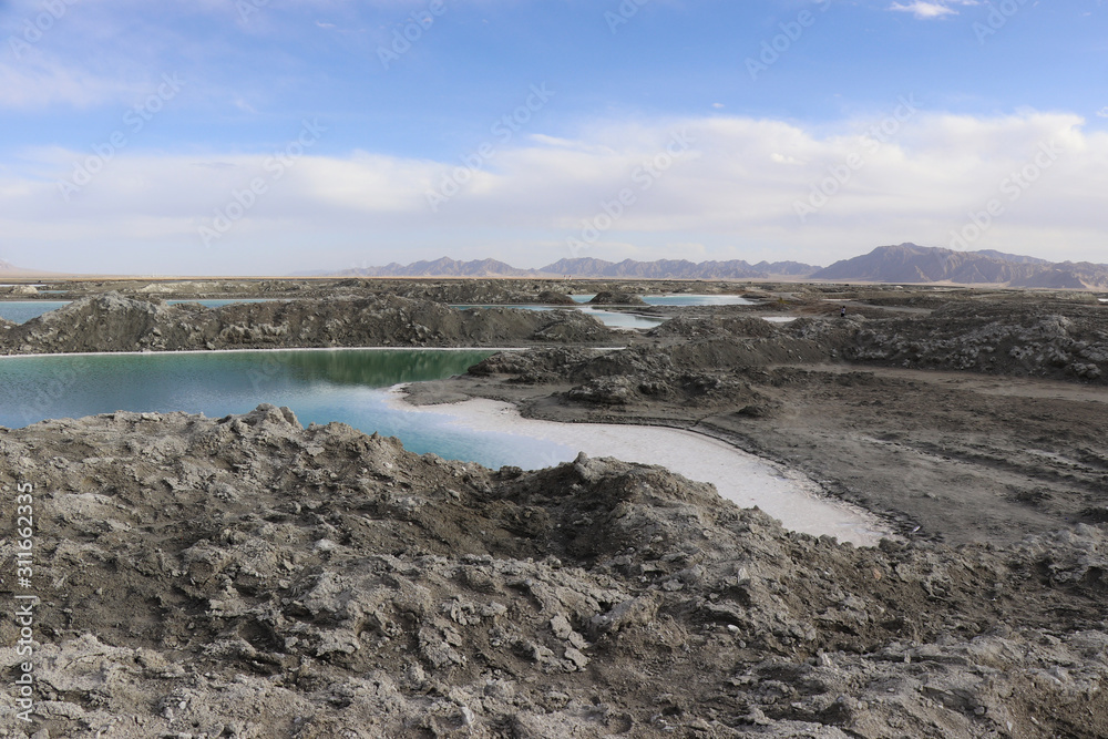 Fototapeta premium Dachaidan Emerald Salt Lake in Qinghai Province, China
