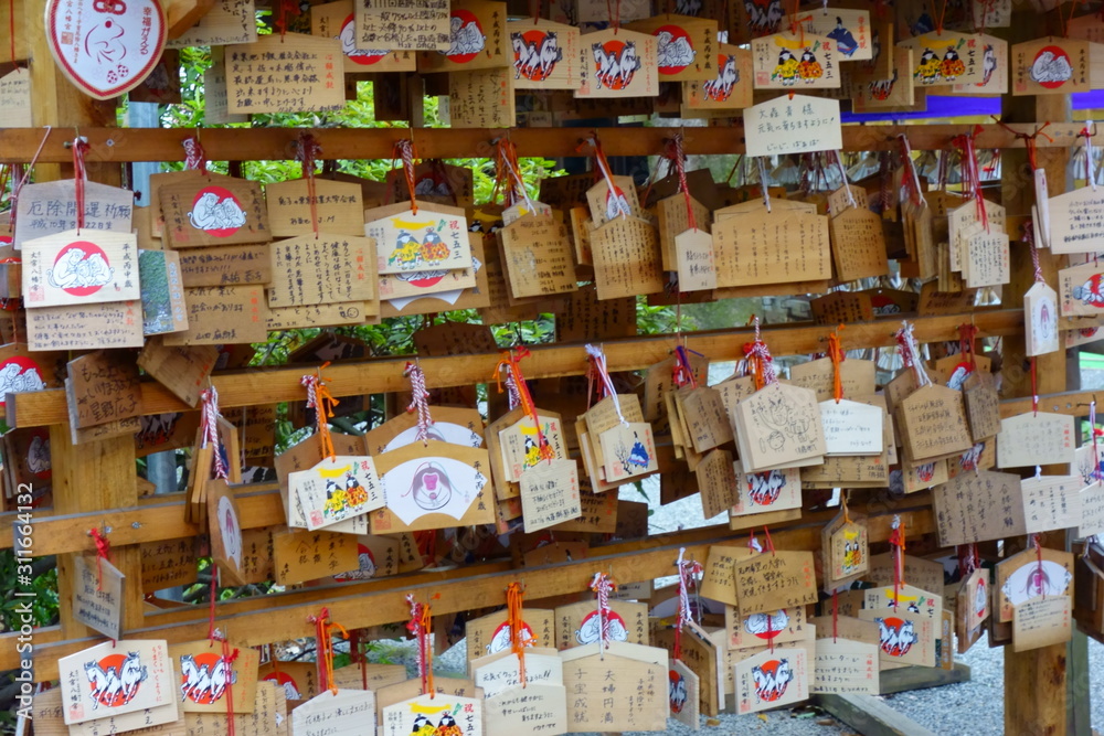 日本のお寺の境内の祈願用の木製のお札