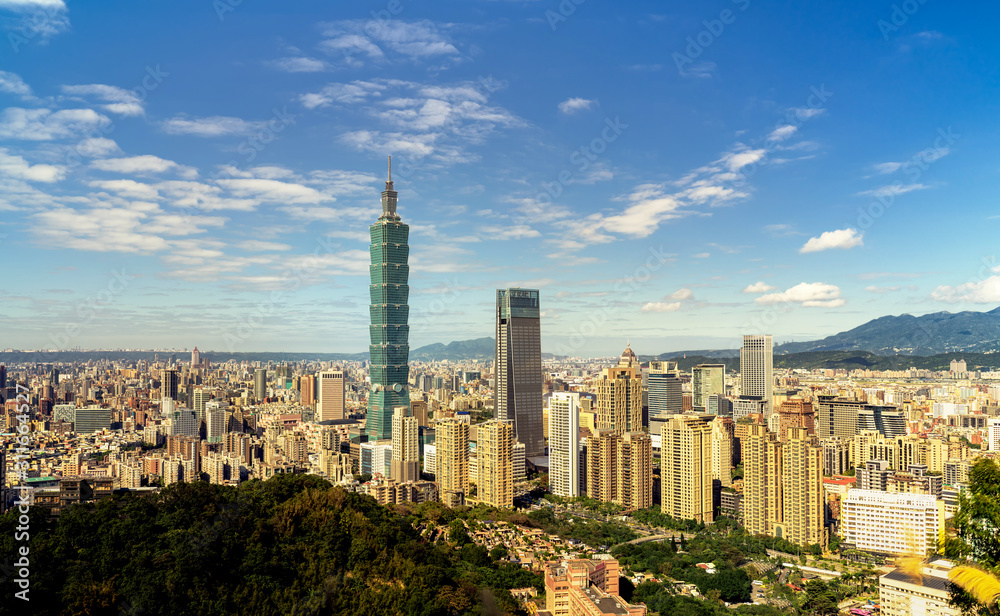 Fototapeta premium Beautiful cloud sky with Taipei cityscape at dawn, Taiwan