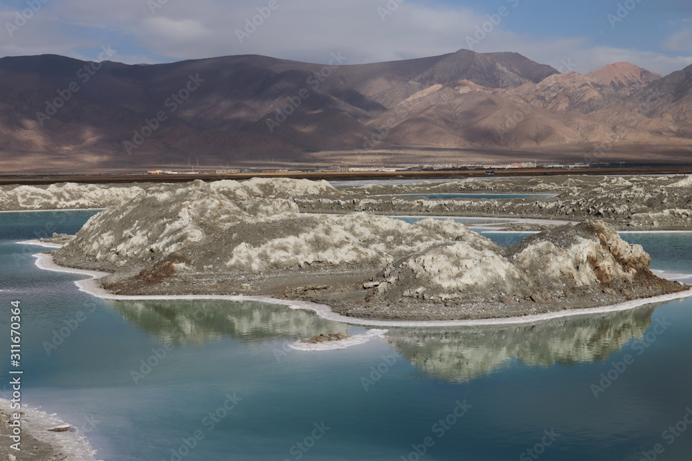 Obraz premium Dachaidan Emerald Salt Lake in Qinghai Province, China