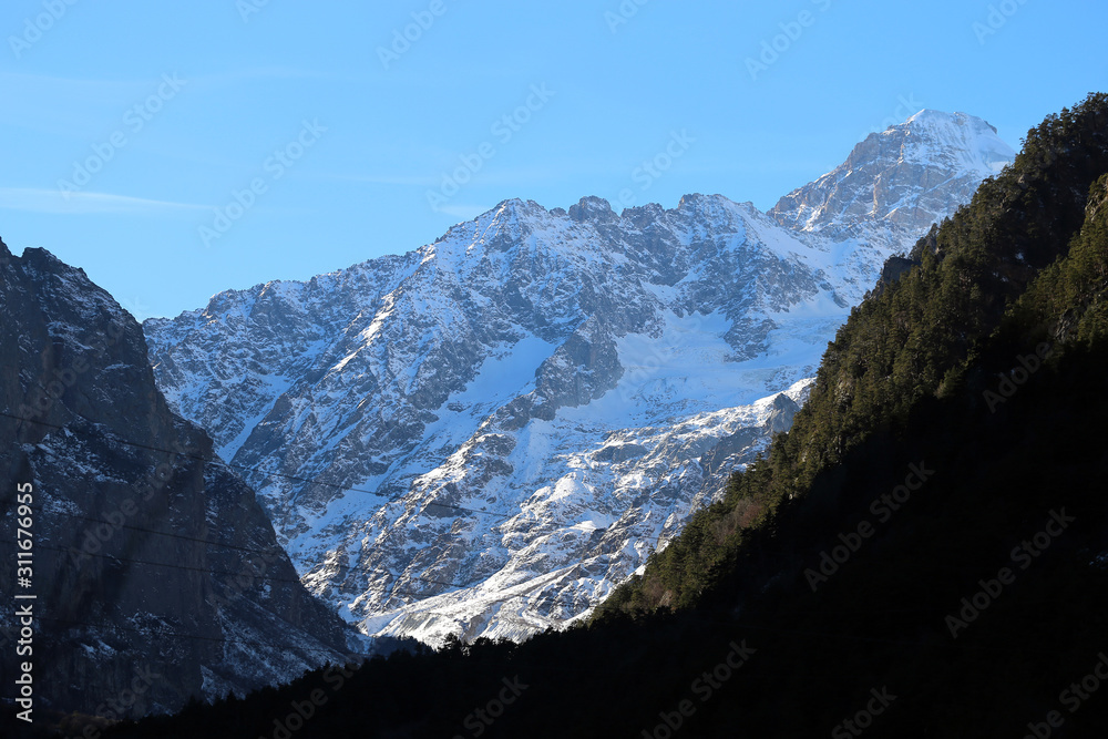 Photo landscape of beautiful mountains on a Sunny day