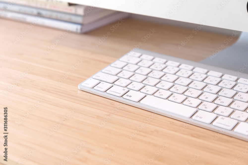 パソコンのキーボードとデスク 余白 文字スペース コピースペース 空白 オフィス イメージ パソコンのキーボードとデスク 余白 文字スペース コピースペース 空白 オフィス イメージ