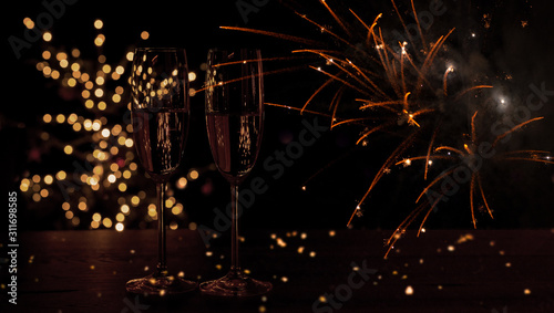 Hintergrund für Silvester und Neujahr mit Sektgläsern und Feuerwerk photo
