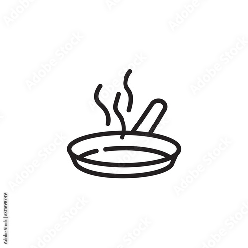 Frying pan thin line icon. Roasting, food preparation, kitchen utensil isolated outline sign. Cooking concept. Vector illustration symbol element for web design and apps