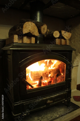 Poêle à bois cheminée allumée