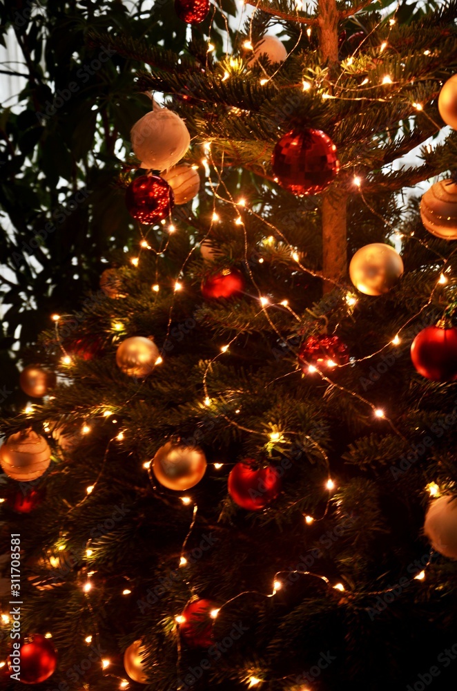 Fototapeta premium Sapin, boules et guirlandes de Noël